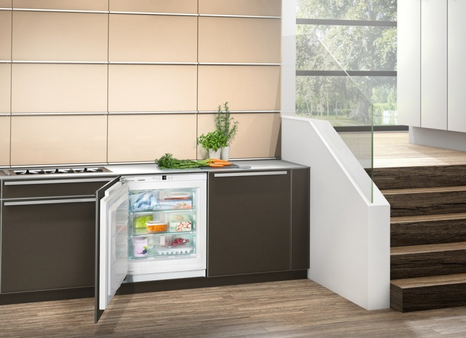 Компания V-ZUG выпустила новую серию морозильных камер Freezer V6000 и Freezer V4000, оснащенных инновационной технологией FrostFree+, которая предотвращает образование наледи и исключает необходимость размораживания. Одним из ключевых нововведений стала система SoftClose, обеспечивающая плавное и бесшумное закрытие дверцы, а также технология FastFreeze, позволяющая мгновенно замораживать продукты при температуре -30°C, сохраняя их вкус и питательные свойства. Новые морозильные камеры имеют современный минималистичный дизайн, сенсорное управление и энергоэффективность класса A++, что делает их не только удобными, но и экологичными. Продажи стартуют в ближайшие месяцы, а предзаказ уже открыт на официальном сайте V-ZUG. Компания V-ZUG выпустила новую серию морозильных камер Freezer V6000 и Freezer V4000, оснащенных инновационной технологией FrostFree+, которая предотвращает образование наледи и исключает необходимость размораживания. Одним из ключевых нововведений стала система SoftClose, обеспечивающая плавное и бесшумное закрытие дверцы, а также технология FastFreeze, позволяющая мгновенно замораживать продукты при температуре -30°C, сохраняя их вкус и питательные свойства. Новые морозильные камеры имеют современный ми